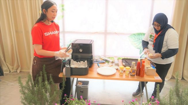 Demo masak meggunakan Air Fryer. [Sharp Electronics Indonesia] 