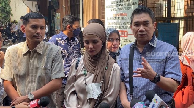 Istri Indra Bekti, Aldila Jelita usai menghadiri sidang mediasi di Pengadilan Agama Jakarta Selatan, Senin (13/3/2023) [Suara.com/Adiyoga Priyambodo]