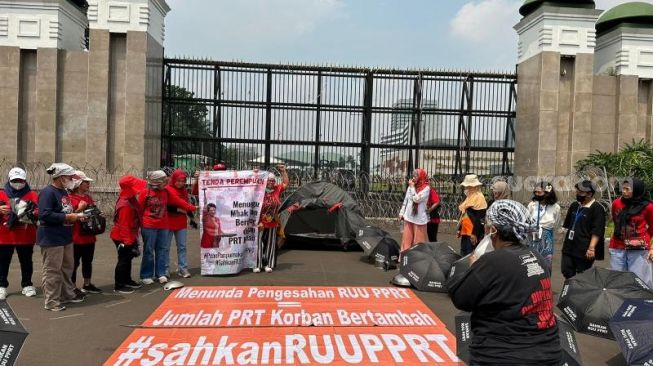 Tuntut Pengesahan RUU PPRT, Pekerja Rumah Tangga Setia Tiga Hari Tunggu Puan Maharani di Gerbang DPR RI