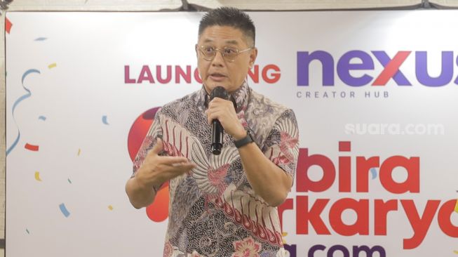 Komisaris PT Arkadia Digital Media, Iwa Sukresno Karunia memberikan sambutan saat perayaan Ulang Tahun ke-9 Suara.com di Kuningan, Jakarta, Senin (13/3/2023). [Suara.com/Alfian Winanto]