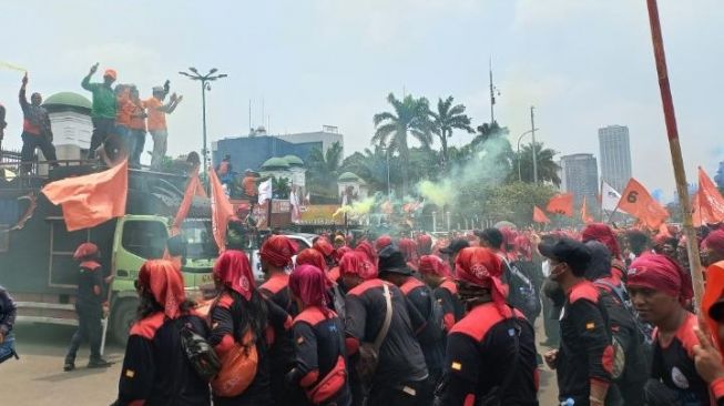 Nyalakan Flare Sambil Bernyanyi di Gerbang DPR, Partai Buruh: Jangan Kembali Pulang, Sebelum Kita Yang Menang!