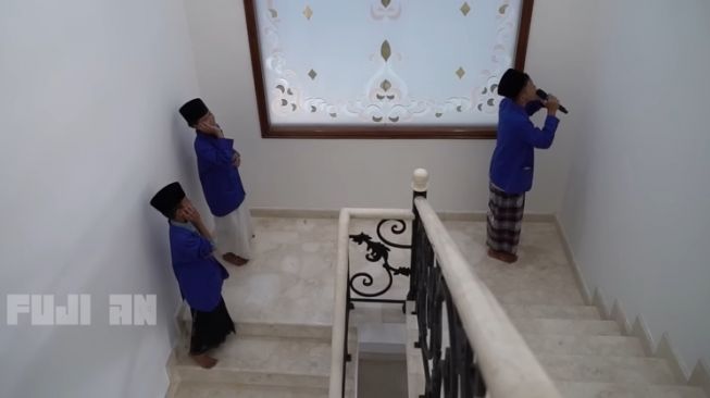 Momen pengajian rumah baru Fuji (YouTube/Fuji an)