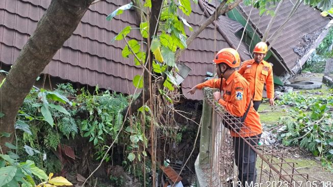 Dua Rumah di Jagakarsa Ambruk dan Rusak Parah Akibat Tanah Longsor!