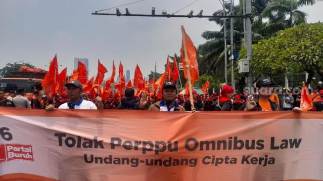 Partai Buruh Long March ke Depan Gedung DPR RI, Pengendara Dialihkan ke Jalur Bus TransJakarta