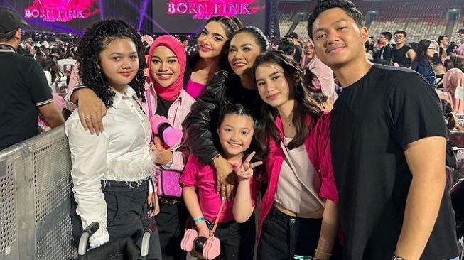  Artis Nonton Konser BLACKPINK Bareng Anak (Instagram/@ashanty_ash)