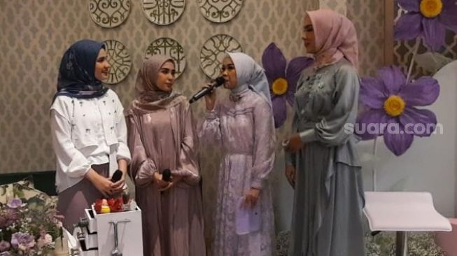 Bincang-bincang Founder & Owner Kaynami, Jenna Rachmawati dengan Dwi Handayani Syah Putri, Influencer Hijab di peluncuran Lavanya Collection 2023 pada Sabtu (11/3/2023). (Foto: Dok. Istimewa)