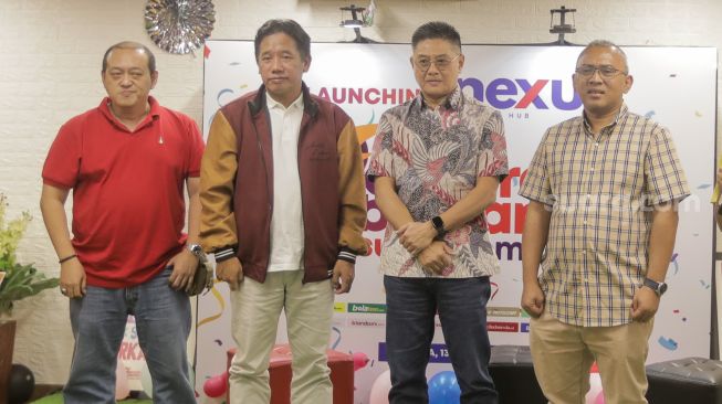 Direktur Utama PT Arkadia Digital Media, Suwarjono (kedua kiri), Komisaris Iwa Sukresno Karunia (kedua kanan), Direktur Erfan Suryoni (kiri) dan Komisaris ACR Global Investments Kelik Irwantono (kanan) foto bersama saat perayaan Ulang Tahun ke-9 Suara.com di Kuningan, Jakarta, Senin (13/3/2023). [Suara.com/Alfian Winanto]