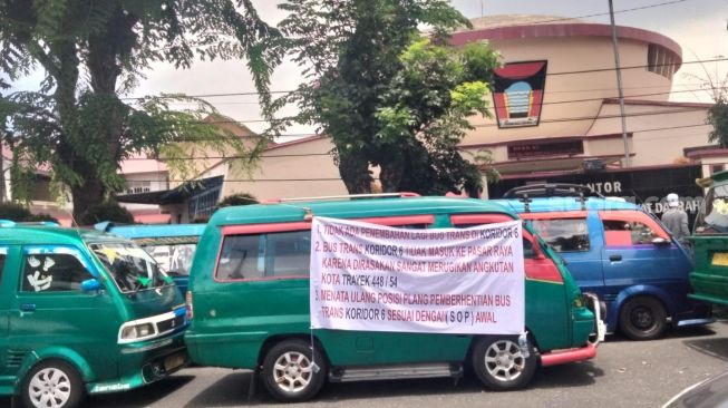 Polemik Bus Trans Padang Koridor 6 Trayek Pasar Raya-Kampus Unand, Sopir Angkot Demo DPRD