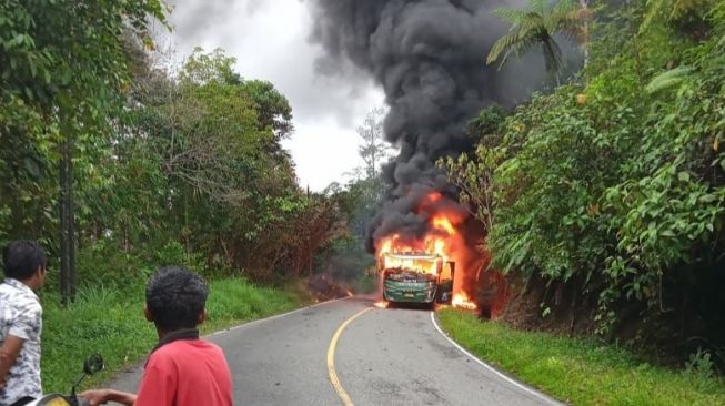 Berpenumpang 20 Orang, Bus ALS Jurusan Medan-Jakarta Terbakar di Jalan Sumbar