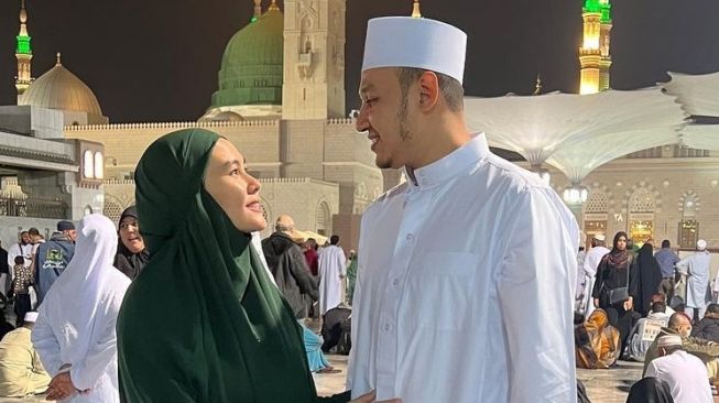 Artis sempat sembunyikan identitas suami (Instagram/@kartikaputriworld)