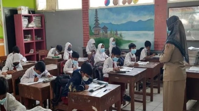 Sejumlah siswa dan guru saat melaksanakan kegiatan di Sekolah Dasar Negeri 2 Tlogolele, Selo, Boyolali, Jawa Tengah. [Antara]