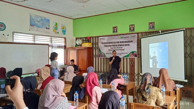 Tingkatkan Ekonomi Masyarakat, Pegadaian Beri Pelatihan kepada Pengrajin Sulam Suji Koto Gadang