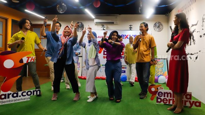 Keseruan saat perayaan Ulang Tahun ke-9 Suara.com di Kuningan, Jakarta, Senin (13/3/2023). [Suara.com/Alfian Winanto]