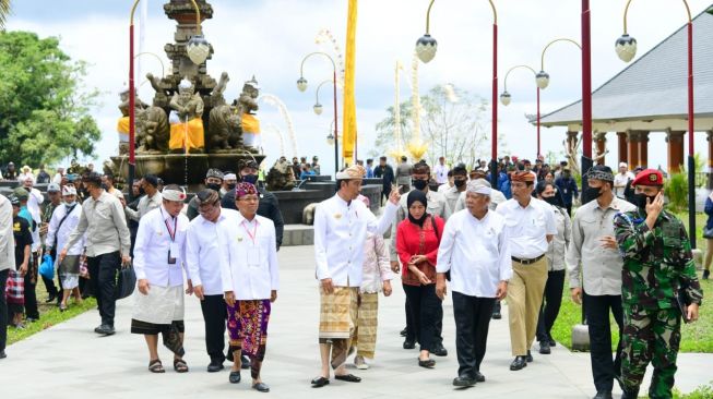 Kawasan Suci Pura Agung Besakih Tuntas Diperbaiki, Jokowi: Jaga Kesuciannya, Kebersihannya, Kerapiannya