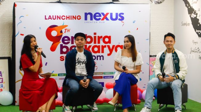 Head of Growth Suara.com Dimas Sagita (kedua kiri), Nexus Talent Cinthia Karani (kedua kanan), dan Content Creator Felix Alexander (kanan) memberikan paparan saat peluncuran Nexus Creative Hub di Kantor Suara.com di Kuningan, Jakarta, Senin (13/3/2023). [Suara.com/Alfian Winanto]