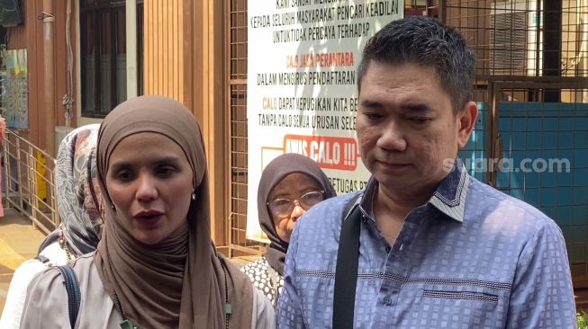 Istri Indra Bekti, Aldila Jelita usai menghadiri sidang mediasi di Pengadilan Agama Jakarta Selatan, Senin (13/3/2023) [Suara.com/Adiyoga Priyambodo]