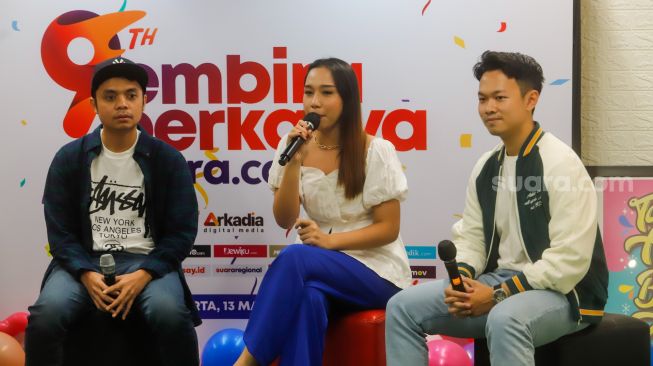 Head of Growth Suara.com Dimas Sagita (kiri), Nexus Talent Cinthia Karani (tengah), dan Content Creator Felix Alexander (kanan) memberikan paparan saat peluncuran Nexus Creative Hub di Kantor Suara.com di Kuningan, Jakarta, Senin (13/3/2023). [Suara.com/Alfian Winanto]