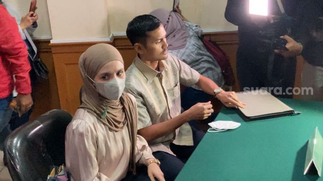 Istri Indra Bekti, Aldila Jelita menghadiri sidang mediasi di Pengadilan Agama Jakarta Selatan, Senin (13/3/2023) [Suara.com/Adiyoga Priyambodo]