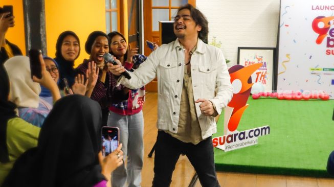 El cantante Thomas Djorghi actuando en el noveno aniversario de Suara.com en Kuningan, Yakarta, el lunes (13/3/2023). [Suara.com/Alfian Winanto]