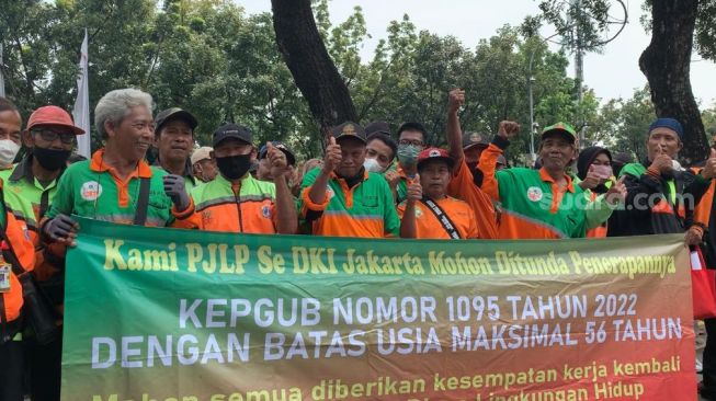 Tuntutan Keluarga Gantikan Posisi PJLP yang Habis Kontrak Belum Dipenuhi, Massa Kembali Geruduk Kantor Heru Budi