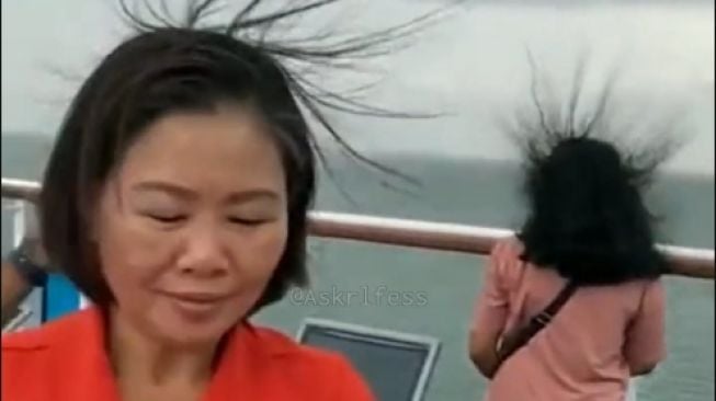 Viral Penumpang Kapal Tetap Santai meski Rambut Sudah Berdiri Tegak, Padahal Bisa Jadi Tanda Bahaya