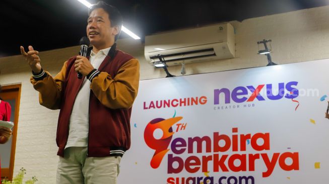 Direktur Utama PT Arkadia Digital Media, Suwarjono memberikan sambutan saat perayaan Ulang Tahun ke-9 Suara.com di Kuningan, Jakarta, Senin (13/3/2023). [Suara.com/Alfian Winanto]