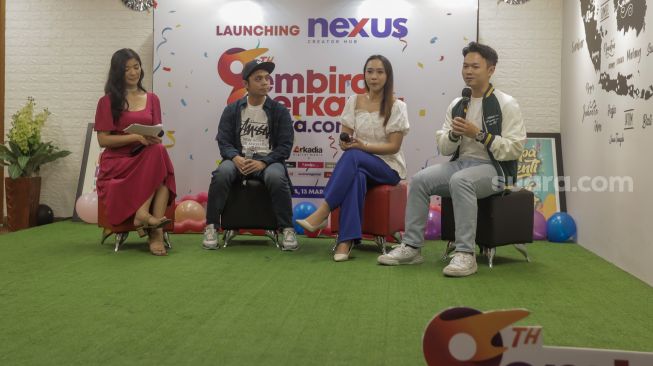 Head of Growth Suara.com Dimas Sagita (kedua kiri), Nexus Talent Cinthia Karani (kedua kanan), dan Content Creator Felix Alexander (kanan) memberikan paparan saat peluncuran Nexus Creative Hub di Kantor Suara.com di Kuningan, Jakarta, Senin (13/3/2023). [Suara.com/Alfian Winanto]