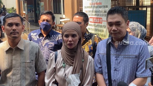 Istri Indra Bekti, Aldila Jelita usai menghadiri sidang mediasi di Pengadilan Agama Jakarta Selatan, Senin (13/3/2023) [Suara.com/Adiyoga Priyambodo]