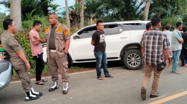 Mobil dinas Wabup Mukomuko mengalami kecelakaan lalu lintas di Jalan Lintas Sumatera, Minggu (12/3/2023). ANTARA/HO