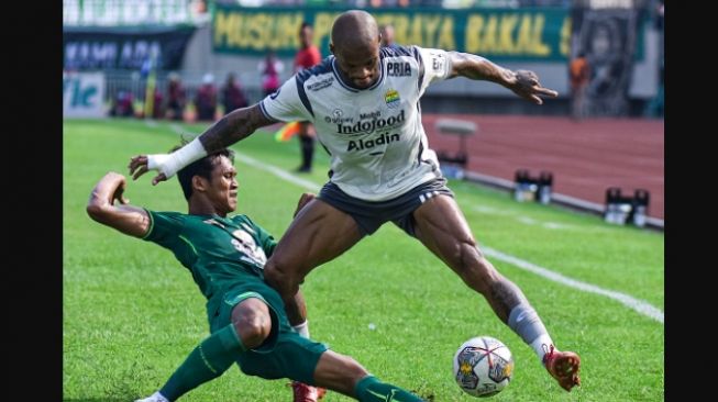 Penyerang Persib Bandung, David da Silva (kanan) beraksi pada laga BRI Liga 1 kontra Persebaya Surabaya di Stadion Gelora Joko Samudro, Gresik, Senin (13/3/2023) sore. [dok. Persib]