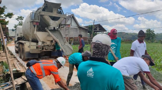 Dorong Percepatan Insfrastruktur, Semen Gresik Kembali Bangun Jalan Beton Senilai Rp450 Juta di Desa Tegaldowo Rembang
