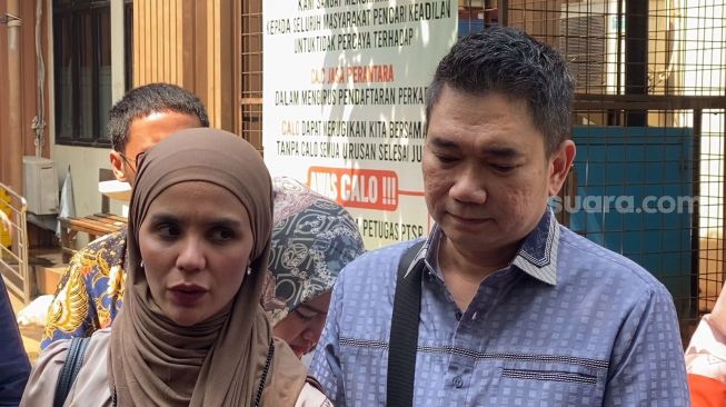 Istri Indra Bekti, Aldila Jelita usai menghadiri sidang mediasi di Pengadilan Agama Jakarta Selatan, Senin (13/3/2023) [Suara.com/Adiyoga Priyambodo]