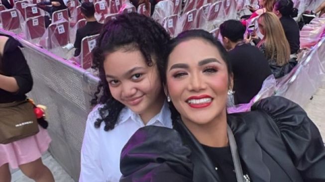 Krisdayanti Ajak Pembantu hingga Sopir Nonton Blackpink, Beli Tiket Paling Mahal, Tuai Pujian