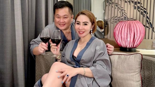 Cuma Ditutupi Selimut, Femmy Permatasari Umbar Foto Ranjang Bersama Suami