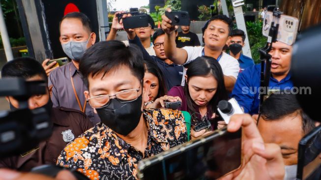 Kepala Kantor Pajak Madya Jakarta Timur Wahono Saputro (batik) usai menjalani pemeriksaan di Gedung Merah Putih KPK, Jakarta Selatan, Selasa (14/3/2023). [Suara.com/Alfian Winanto]