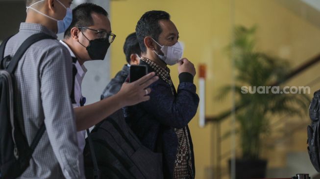 Kepala Bea dan Cukai Makassar Andhi Pramono tiba untuk menjalani pemeriksaan di Gedung Merah Putih KPK, Jakarta Selatan, Selasa (14/3/2023). [Suara.com/Alfian Winanto]