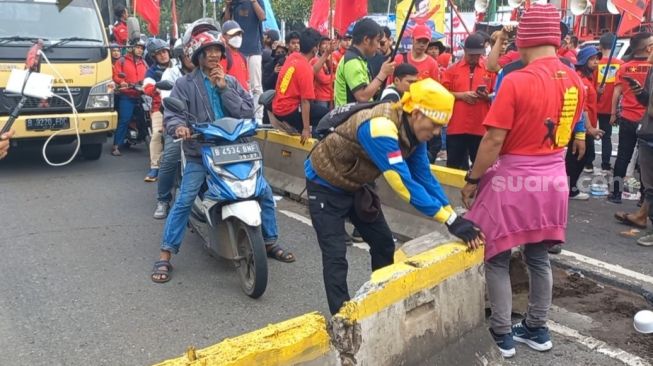 Massa Aksi Gebrak Blokade Jalur TransJakarta di Depan Gedung DPR, Jalan Gatot Subroto Lumpuh Total