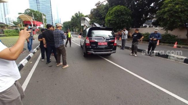 Kepala Kantor Pajak Madya Jakarta Timur, Wahono Saputro naik mobil berpelat merah usai diperiksa KPK terkait dugaan kejanggalan harta kekayaannya. (Suara.com/Yaumal)