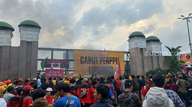 Aksi penolakan pengesahan Perppu Cipta Kerja (Ciptaker) yang digelar oleh Gerakan Aksi Buruh Bersama Rakyat (GEBRAK) di depan gedung DPR RI, Senayan, Jakarta Pusat, semakin memanas sore ini. (Suara.com/Rakha)