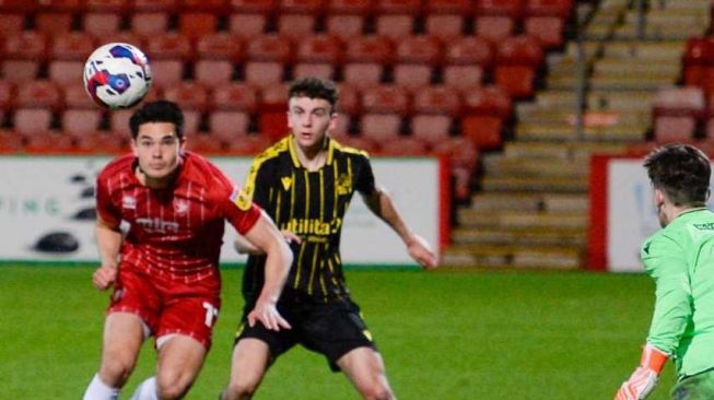 Elkan Baggott menjalani debut manis pasca cedera panjang. Bek Timnas Indonesia itu mencetak gol untuk membantu Cheltenham Town melaju ke final final Gloucestershire Senior County Cup 2023, Selasa (14/3/2023) dini hari WIB. [IG:@ctfcofficial]