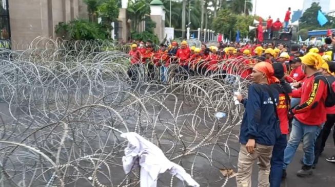 Massa GEBRAK Bongkar Paksa Kawat Berduri di Gerbang DPR RI, Pasang Spanduk Raksasa