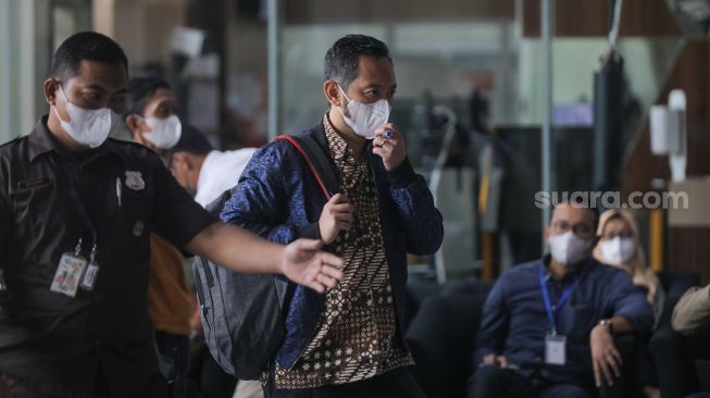 Kepala Bea dan Cukai Makassar Andhi Pramono tiba untuk menjalani pemeriksaan di Gedung Merah Putih KPK, Jakarta Selatan, Selasa (14/3/2023). [Suara.com/Alfian Winanto]