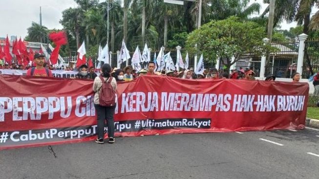 Disinyalir Bakal Sahkan Perppu Cipta Kerja, Ribuan Buruh-Tani Geruduk ...