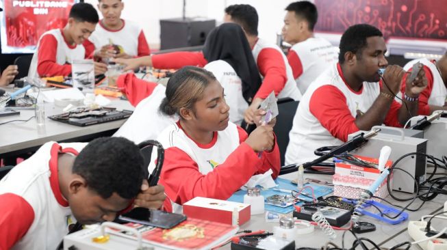 Mantap, Anak Muda Papua dari PYCH Luncurkan Brand Smartphone dan Laptop