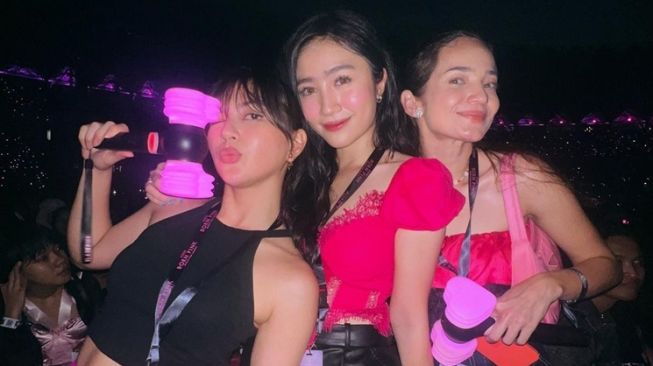  Gaya Seleb Pakai Crop Top di Konser BLACKPINK (Instagram/@febbyrastanty)