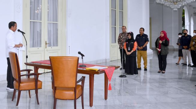 Petugas Panitia Pemuthakiran Data Pemilih (Pantarlih) Kelurahan Gambir Feby Azza Nurhakim melakukan pencocokan dan penelitian (coklit) data pemilih kepada Presiden Joko Widodo di Istana Merdeka, Jakarta, Selasa (14/3/2023). [Foto: Rusman - Biro Pers Sekretariat Presiden]