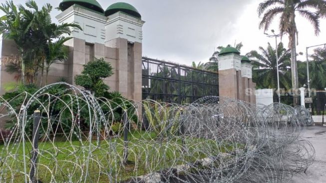 Penampakan kawat berduri di depan gerbang DPR RI jelang demo besar-besaran buruh. (Suara.com/Novian)