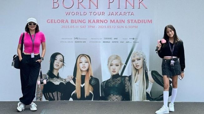  Gaya Seleb Pakai Crop Top di Konser BLACKPINK (Instagram/@dagnesia)