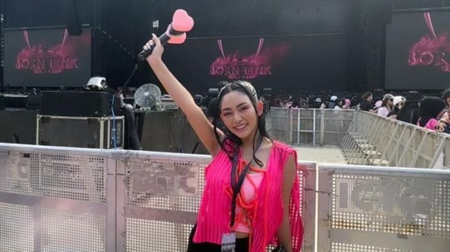  Gaya Seleb Pakai Crop Top di Konser BLACKPINK (Instagram/@rachelvennya)