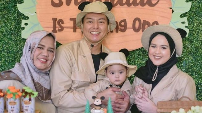 Sempat Tak Dapat Restu, Intip 7 Momen Akrab Roger Danuarta dan Mertua yang Sudah Dianggap Seperti Anak Sendiri